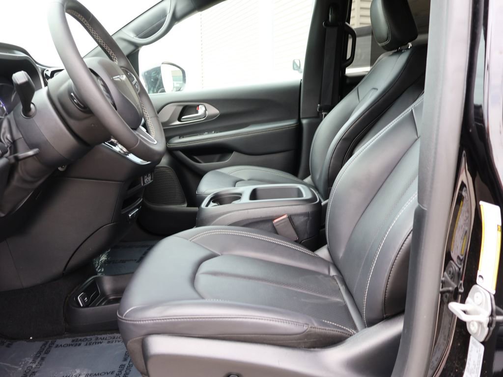 Used 2025 Chrysler Pacifica Select FWD image 22