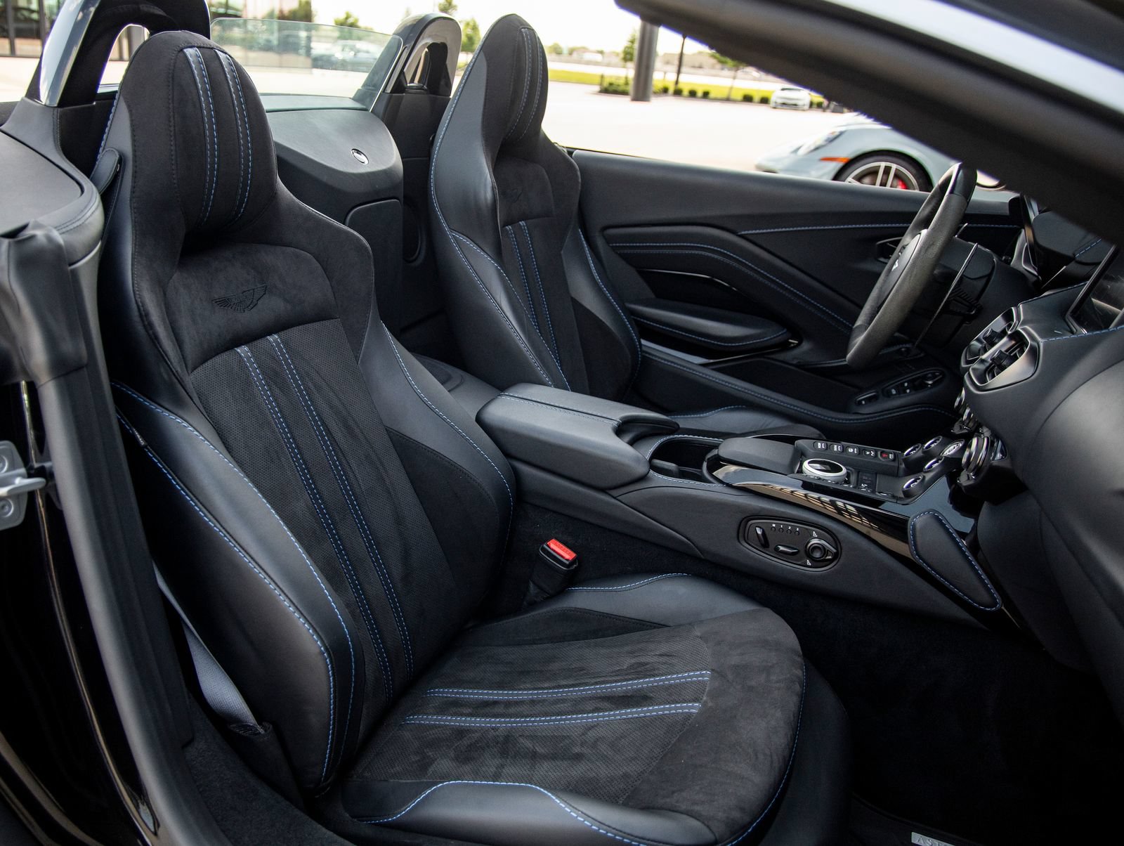 Used 2022 Aston Martin V8 Vantage Roadster RWD image 36