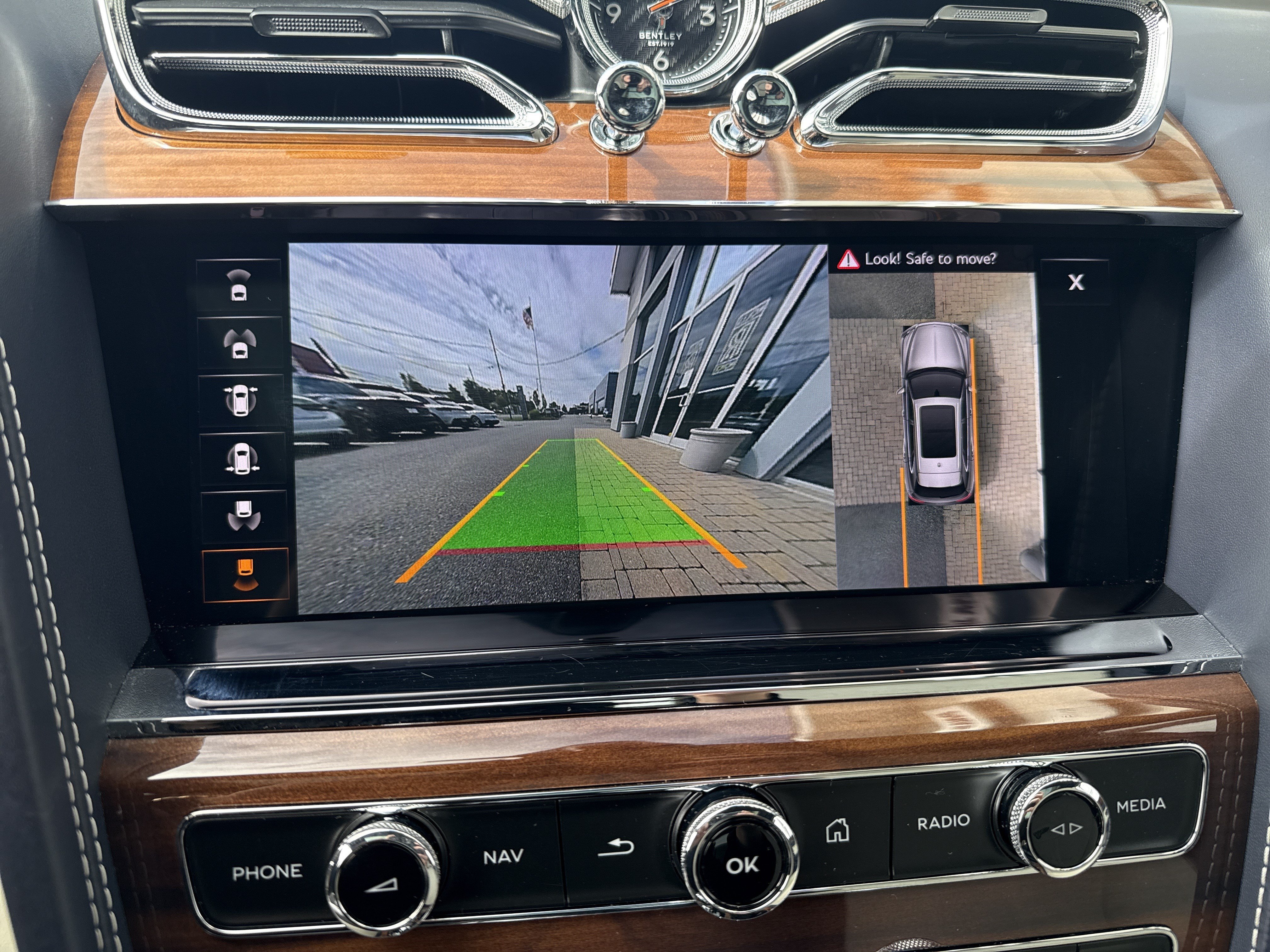 Used 2022 Bentley Bentayga AWD/4WD image 24