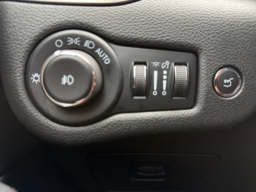 Used 2022 Jeep Cherokee Limited AWD/4WD image 51