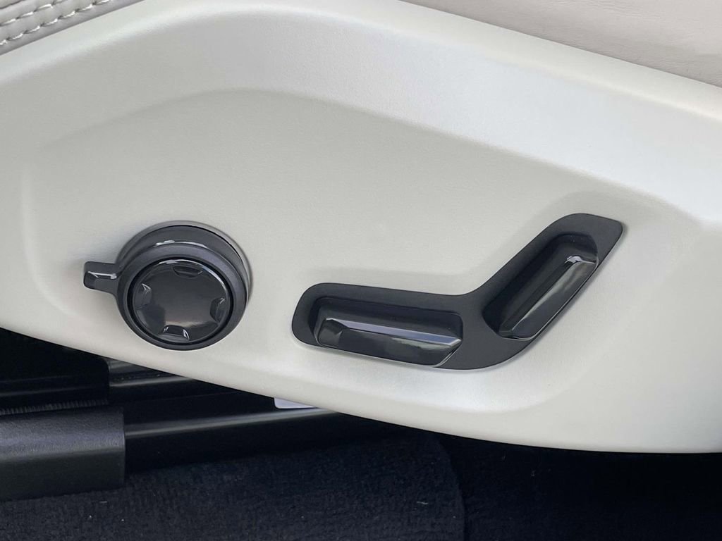 New 2026 Volvo XC90 B6 Ultra w/ Protection Package image 7