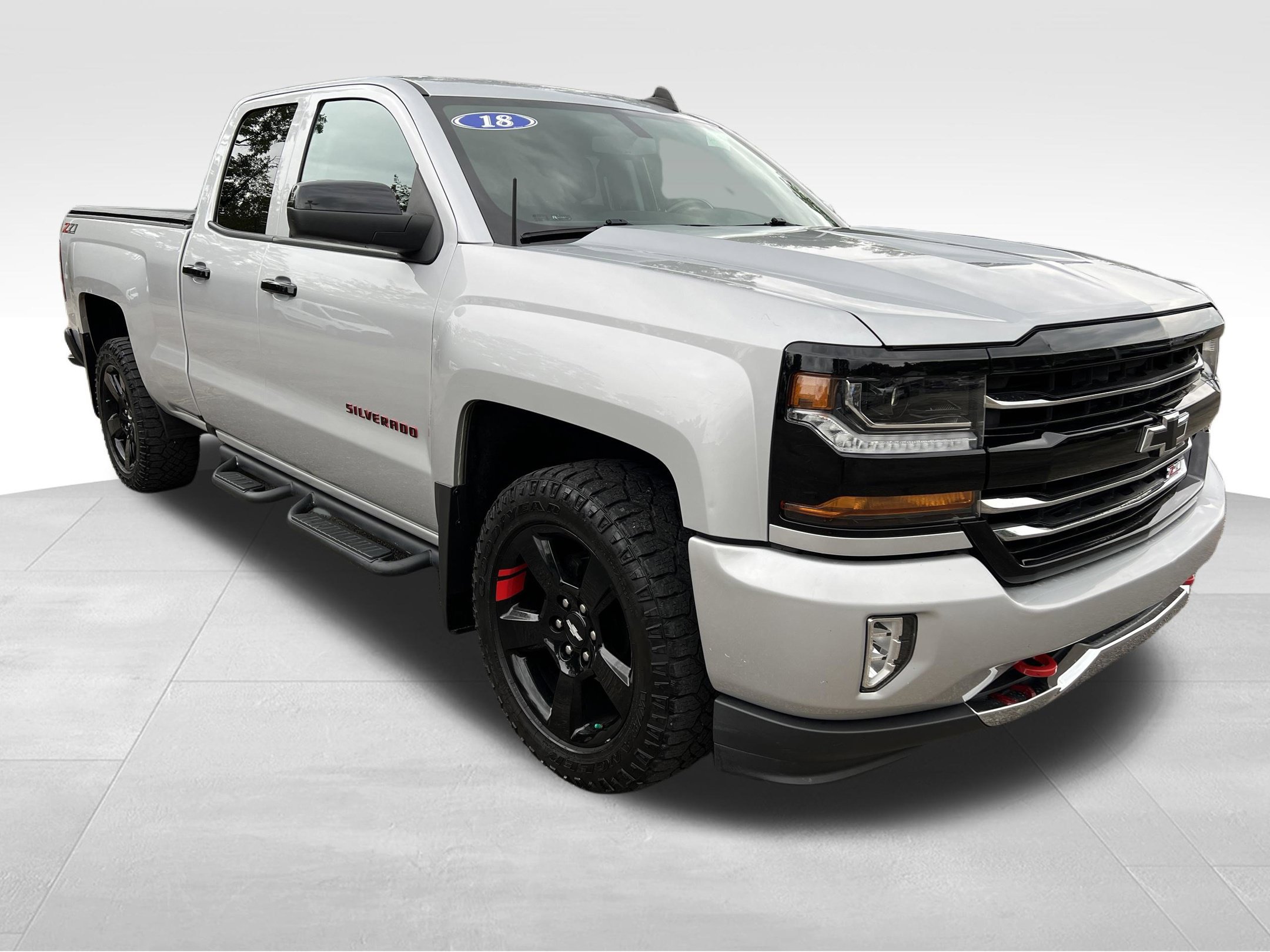 Used 2018 Chevrolet Silverado 1500 LT w/ Redline Edition AWD/4WD image 4
