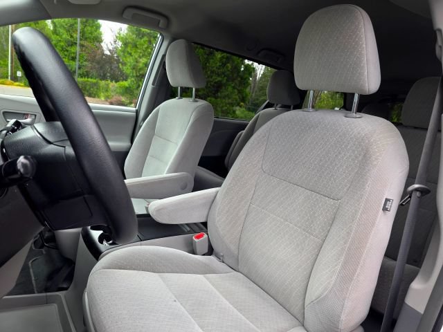 Used 2019 Toyota Sienna LE w/ LE Preferred Package FWD image 29
