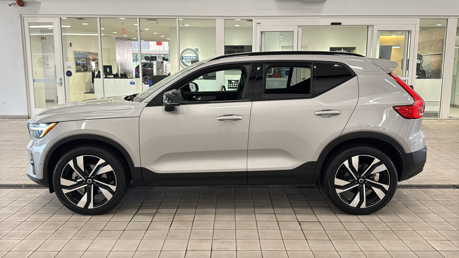 Used 2025 Volvo XC40 B5 Plus AWD/4WD image 8