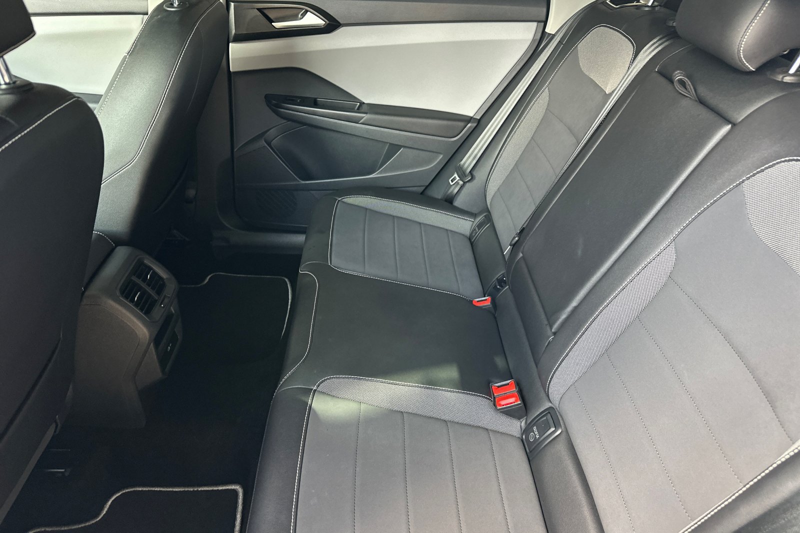 Used 2023 Volkswagen Taos SE w/ Panoramic Sunroof Package FWD image 12