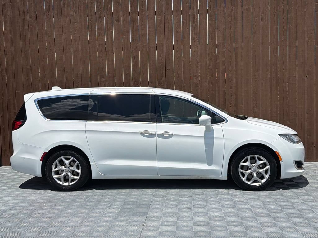 Used 2019 Chrysler Pacifica Touring Plus w/ Advanced Safetytec Group FWD image 16