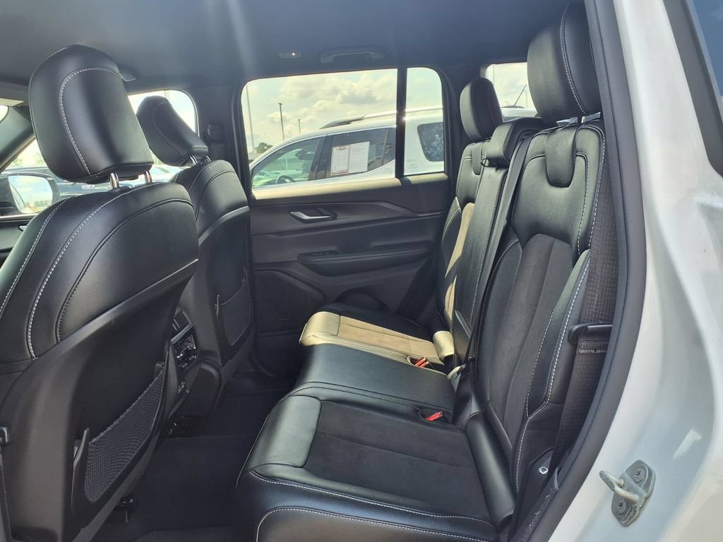 Used 2024 Jeep Grand Cherokee Altitude RWD image 17