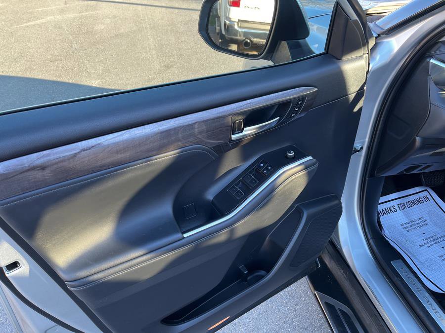 Used 2022 Toyota Highlander Limited image 11