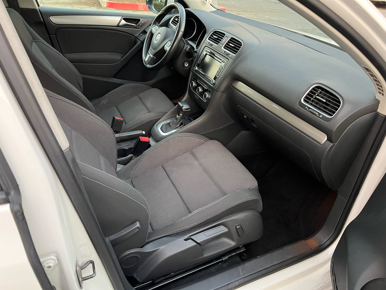Used 2011 Volkswagen Golf TDI image 11