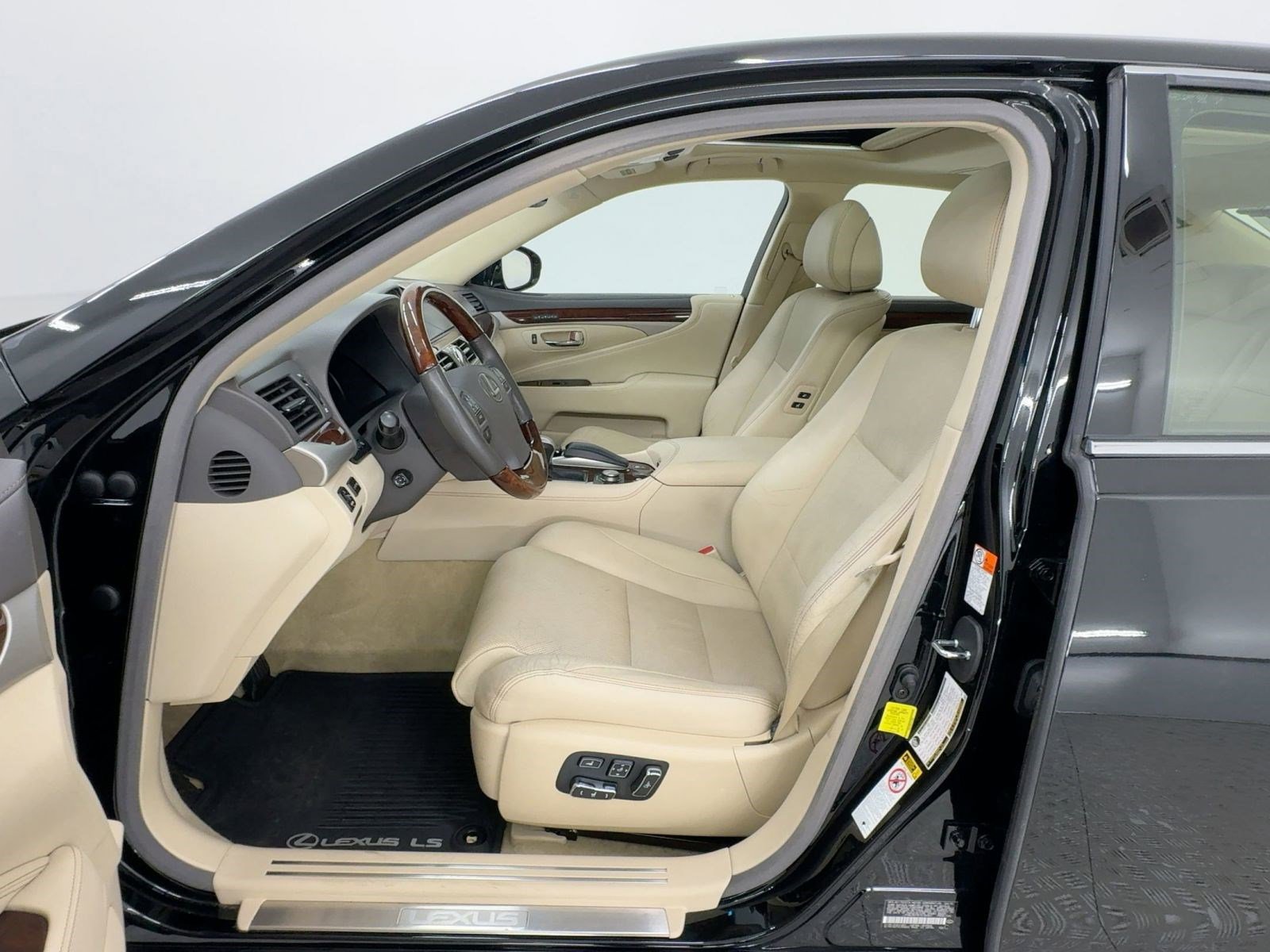 Used 2015 Lexus LS 460 w/ Comfort Package image 5