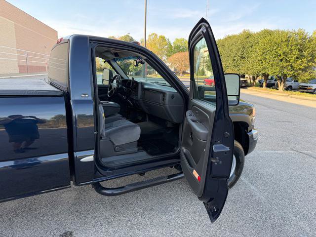 Used 2006 GMC Sierra 2500 SLE w/ Snow Plow Prep Package image 19