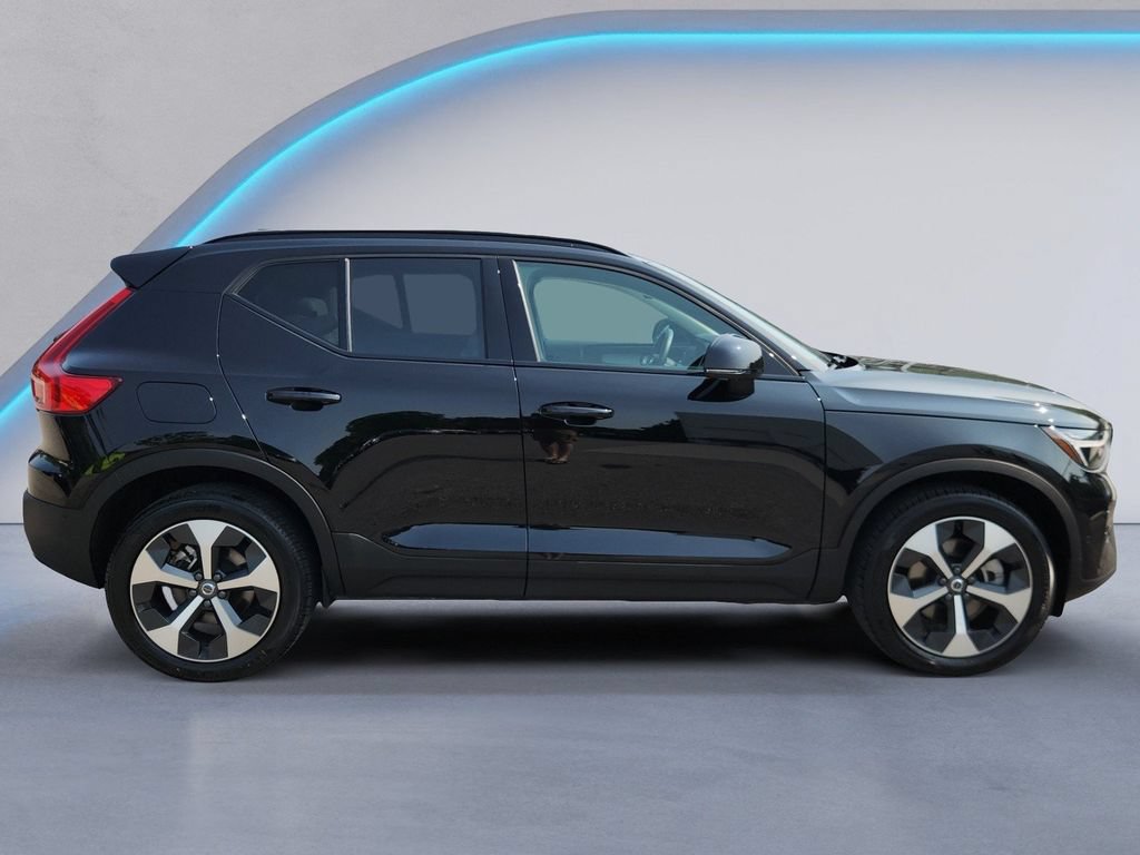 Certified 2025 Volvo XC40 B5 Plus AWD/4WD image 3