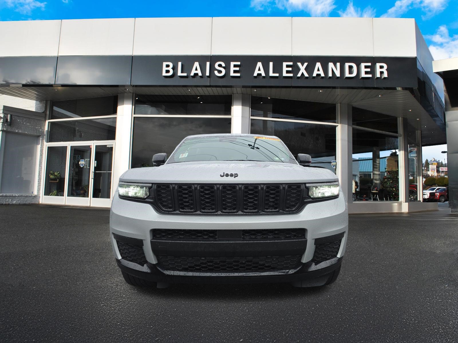 Used 2023 Jeep Grand Cherokee L Altitude AWD/4WD image 10
