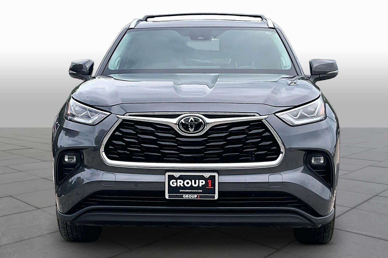 Used 2025 Toyota Highlander Limited FWD image 4