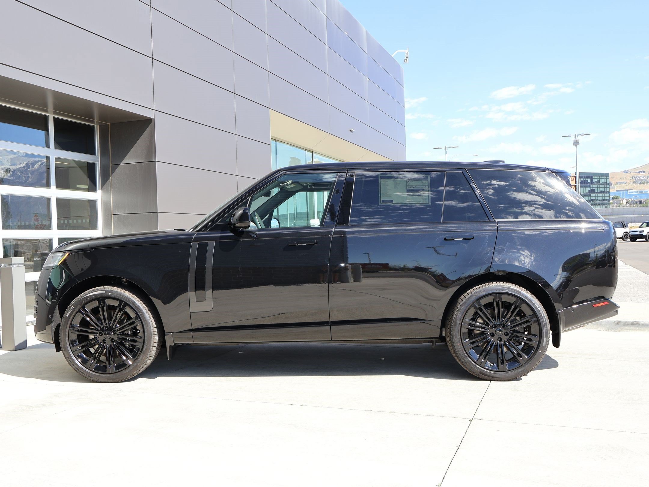 New 2026 Land Rover Range Rover Long Wheelbase SE AWD/4WD image 9