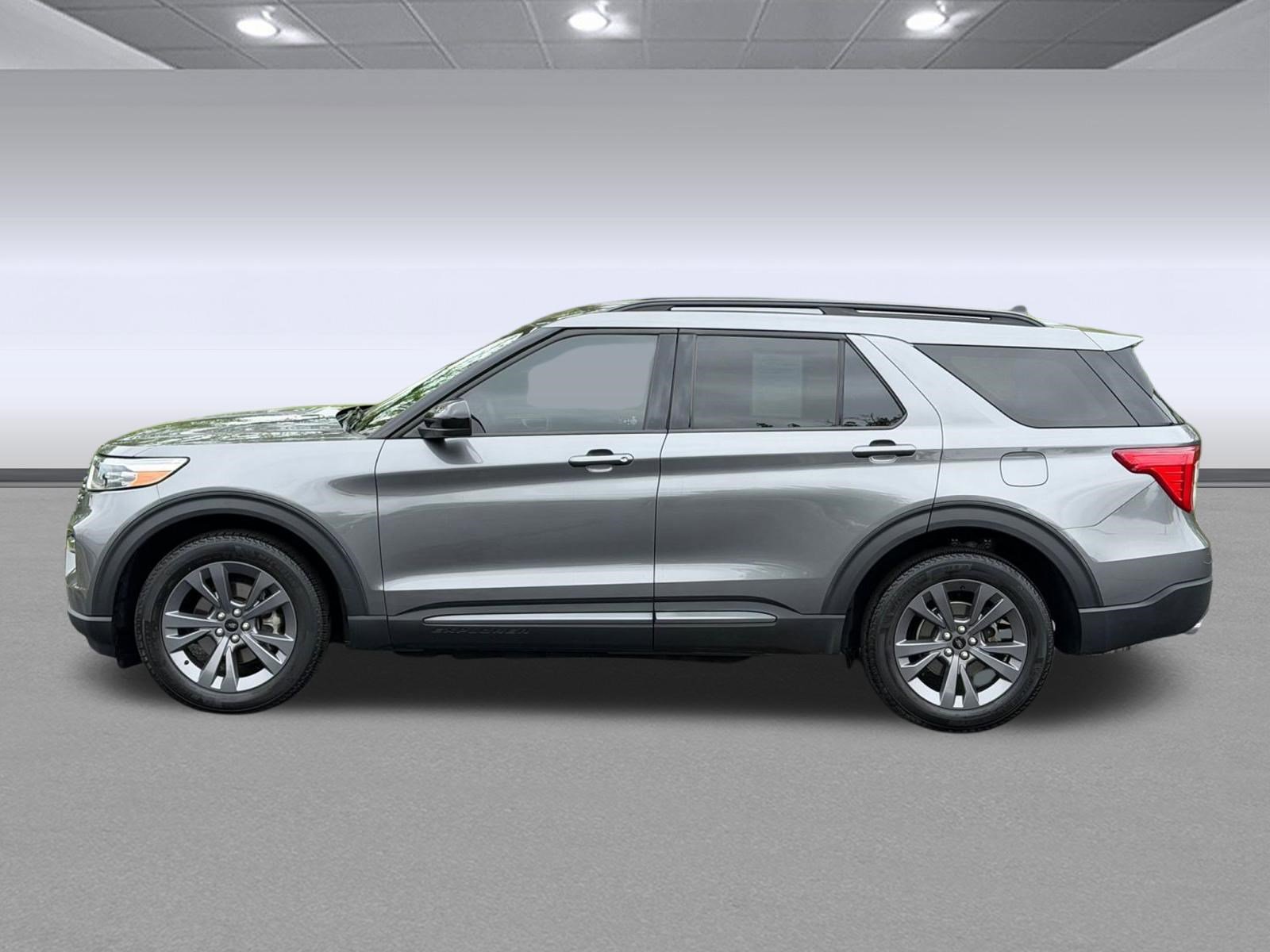 Used 2023 Ford Explorer XLT w/ Equipment Group 202A AWD/4WD image 2
