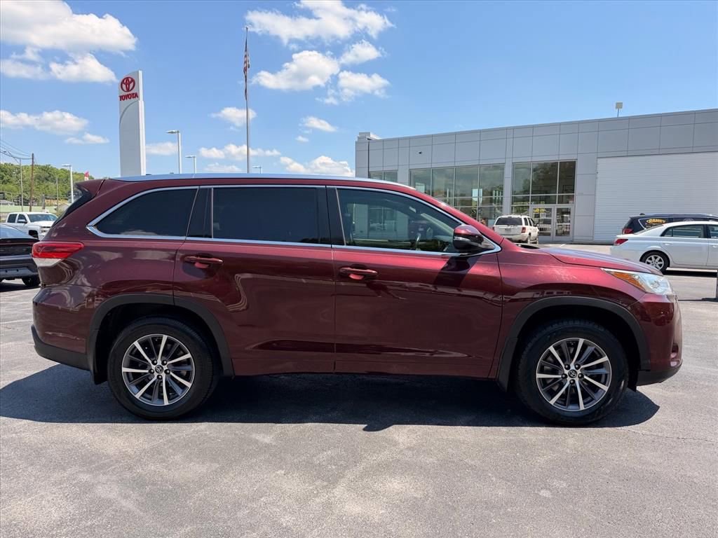 Used 2018 Toyota Highlander XLE AWD/4WD image 3