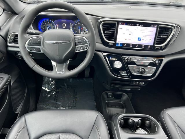 Used 2025 Chrysler Pacifica Select image 2
