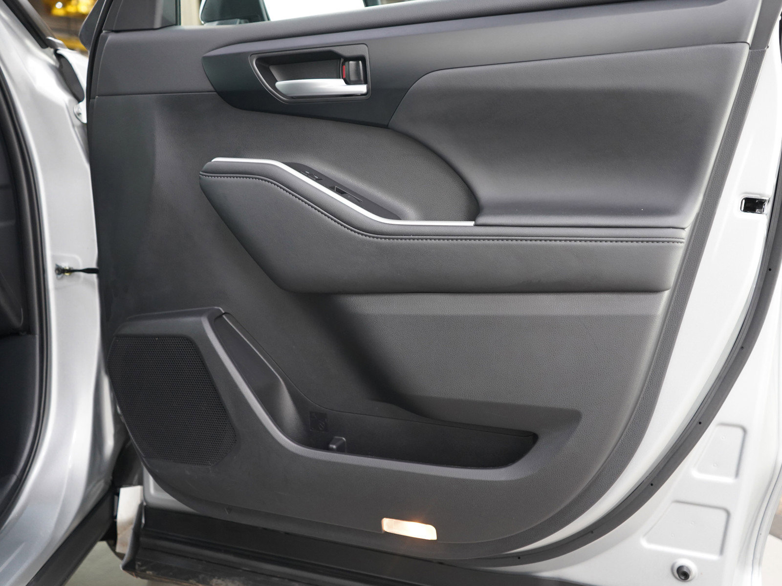 Used 2025 Toyota Highlander XSE AWD/4WD image 9