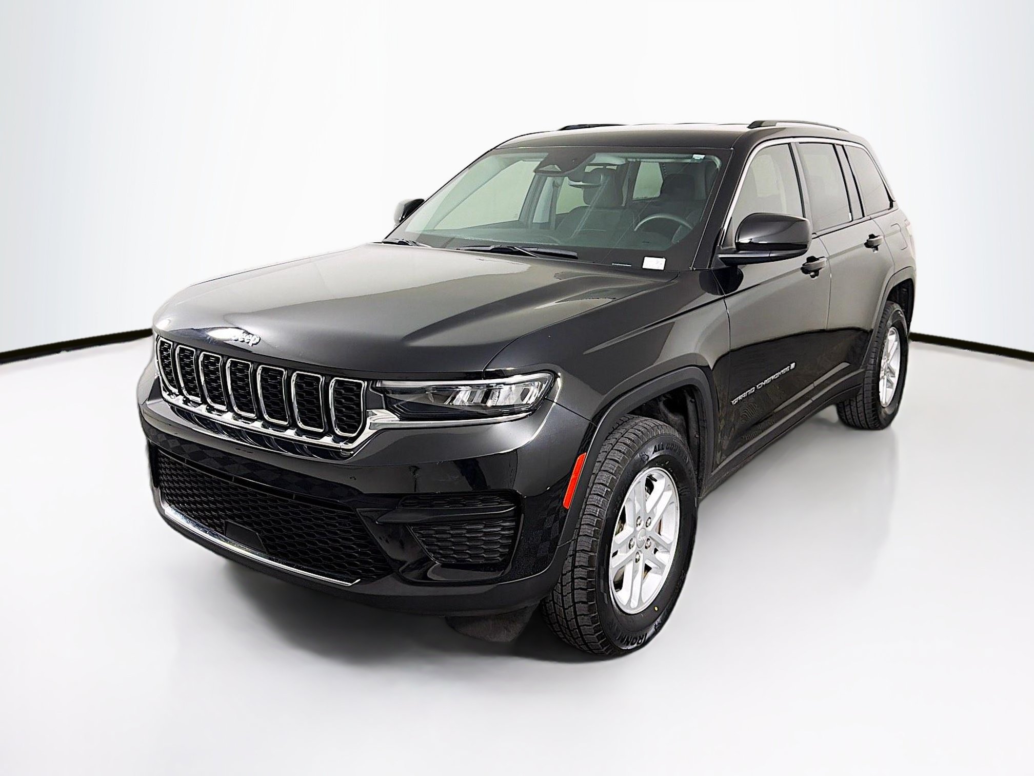 Used 2023 Jeep Grand Cherokee Laredo RWD image 3