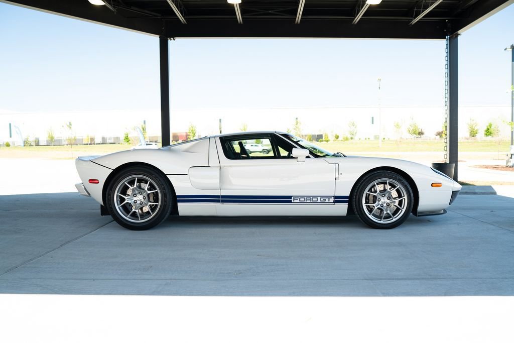 Used 2006 Ford GT RWD image 2