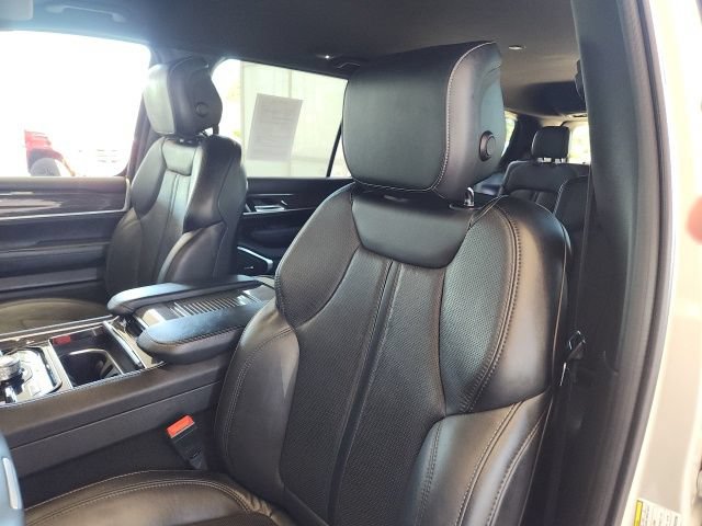 Used 2022 Jeep Wagoneer Series III w/ Flexible Seating Group AWD/4WD image 16