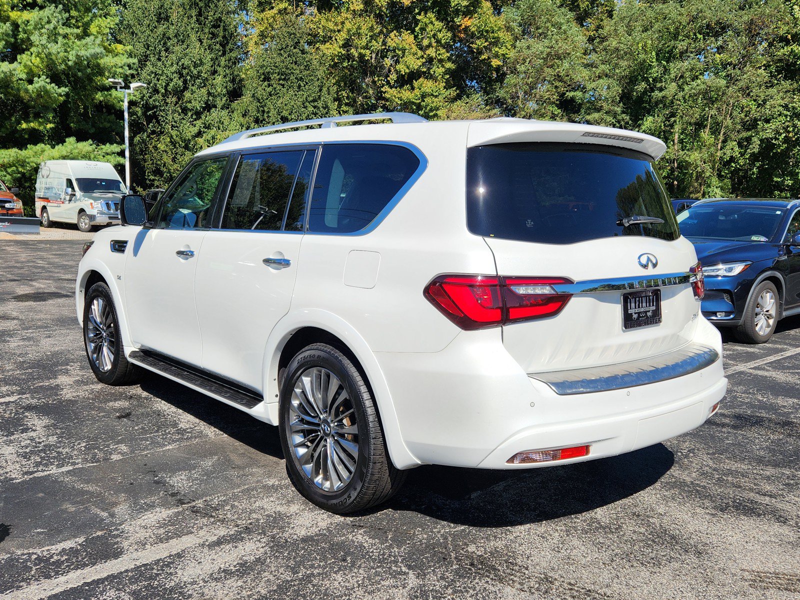 Used 2018 INFINITI QX80 4WD w/ Deluxe Technology Package image 3