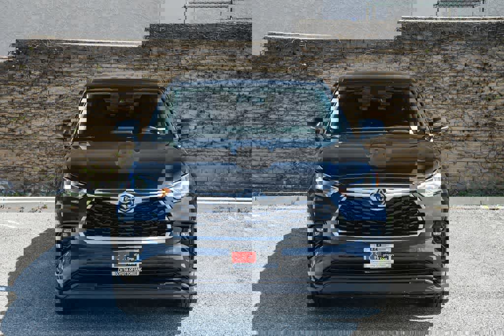 Used 2023 Toyota Highlander LE image 2