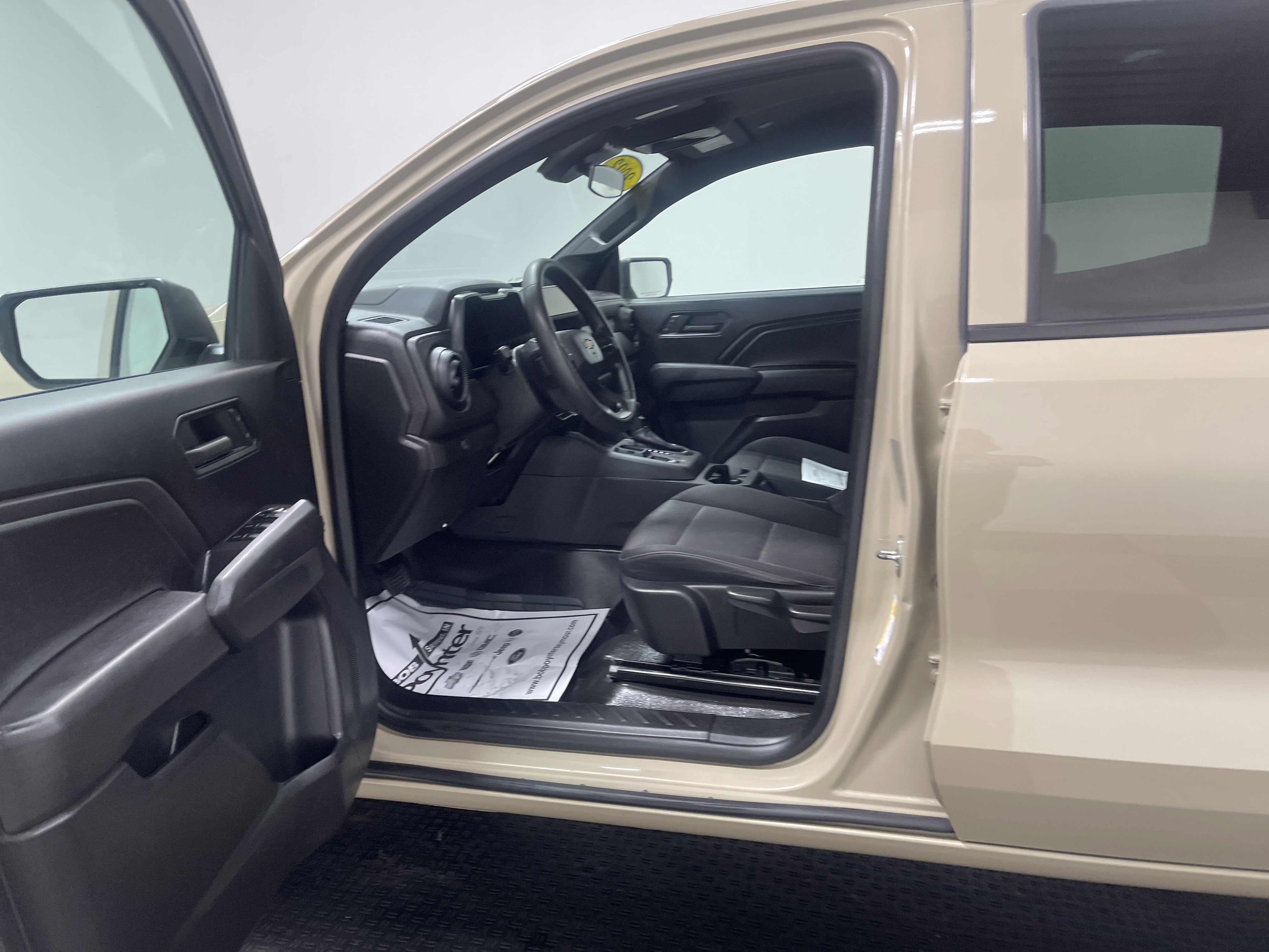 Used 2023 Chevrolet Colorado W/T image 9
