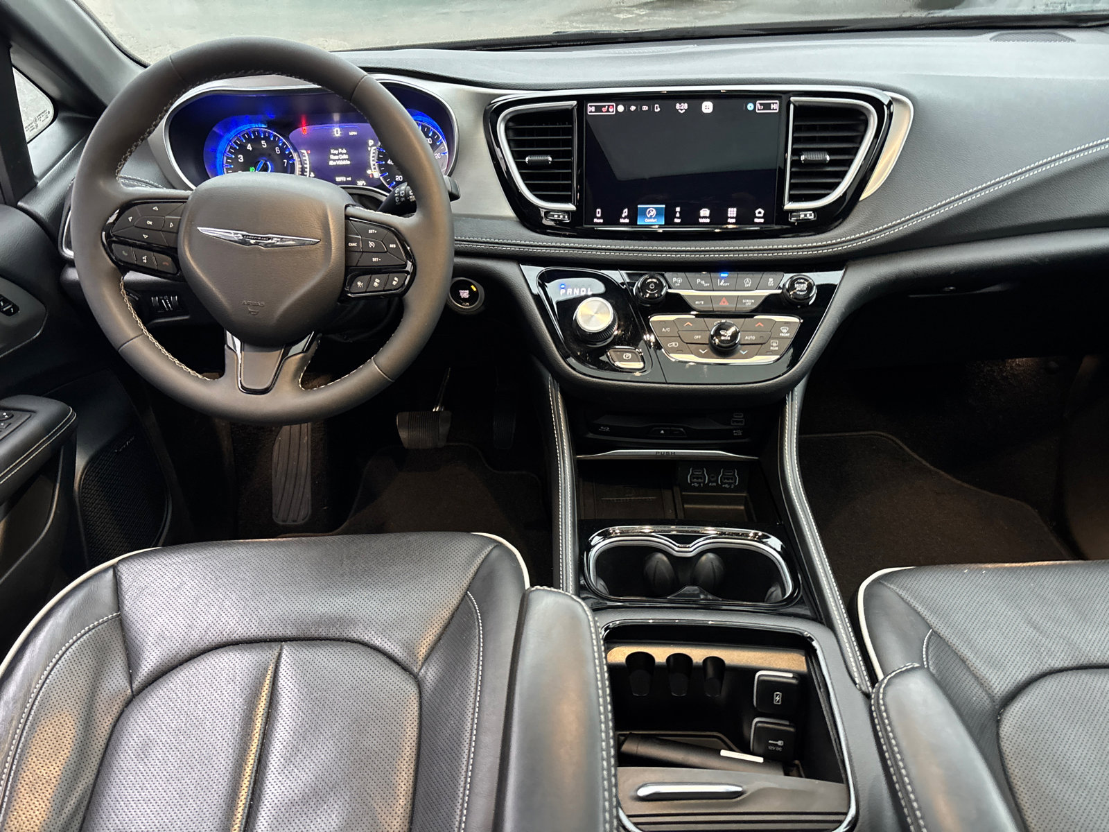 Used 2023 Chrysler Pacifica Limited w/ Uconnect Theater Family Group image 29