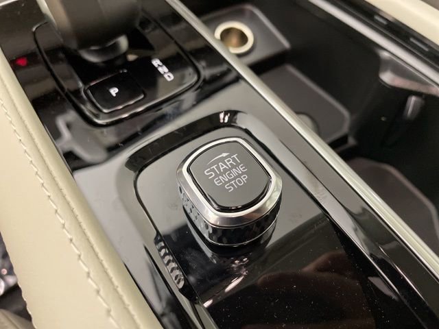 Used 2025 Volvo XC90 T8 Plus AWD/4WD image 29