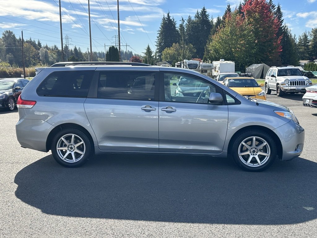 Used 2014 Toyota Sienna XLE image 9