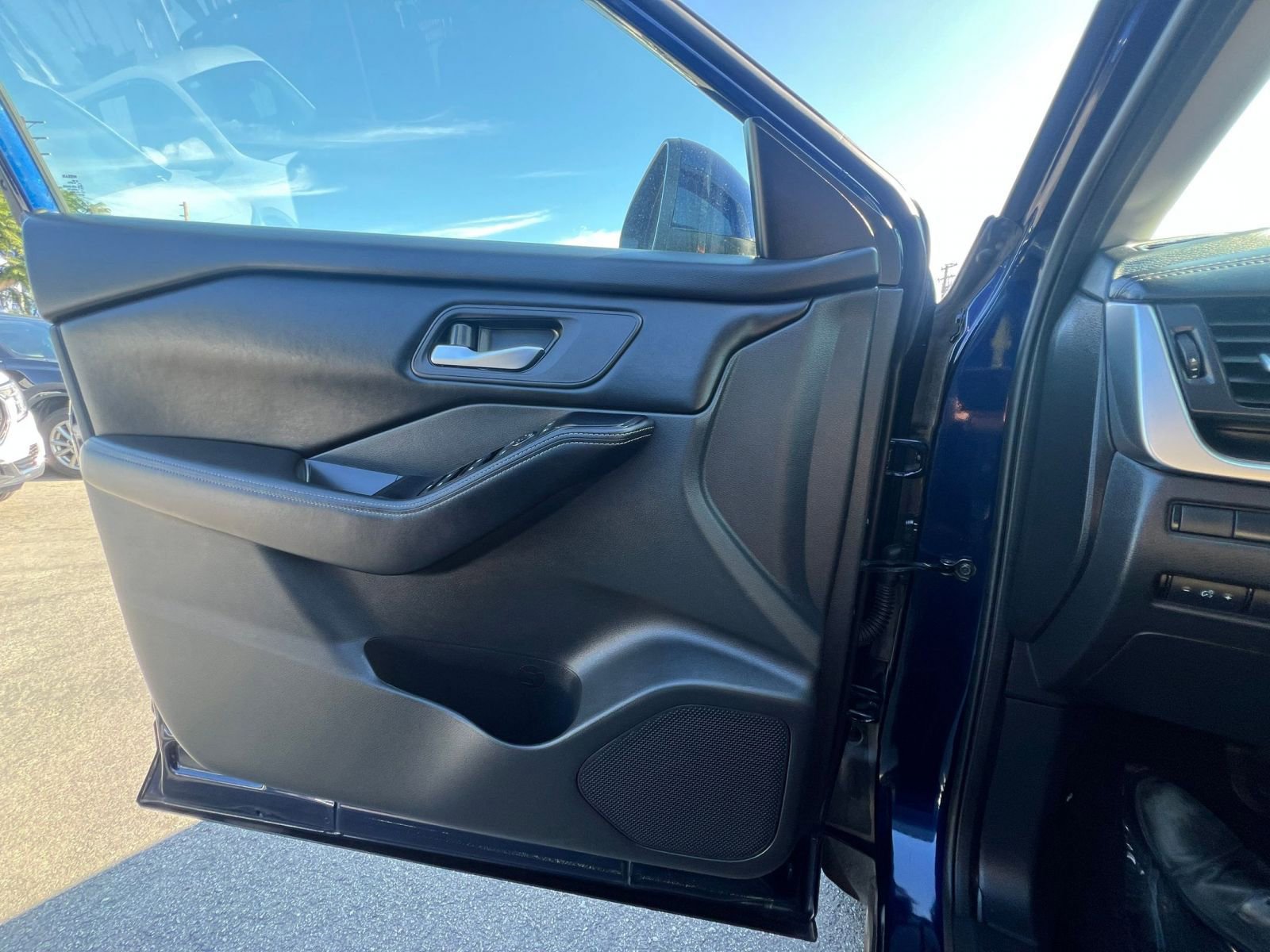 Used 2025 Nissan Rogue SV image 20