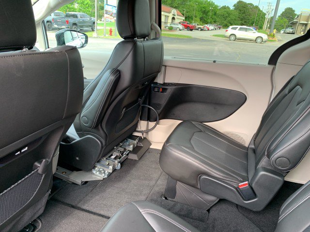 Used 2024 Chrysler Pacifica Touring-L AWD/4WD image 24