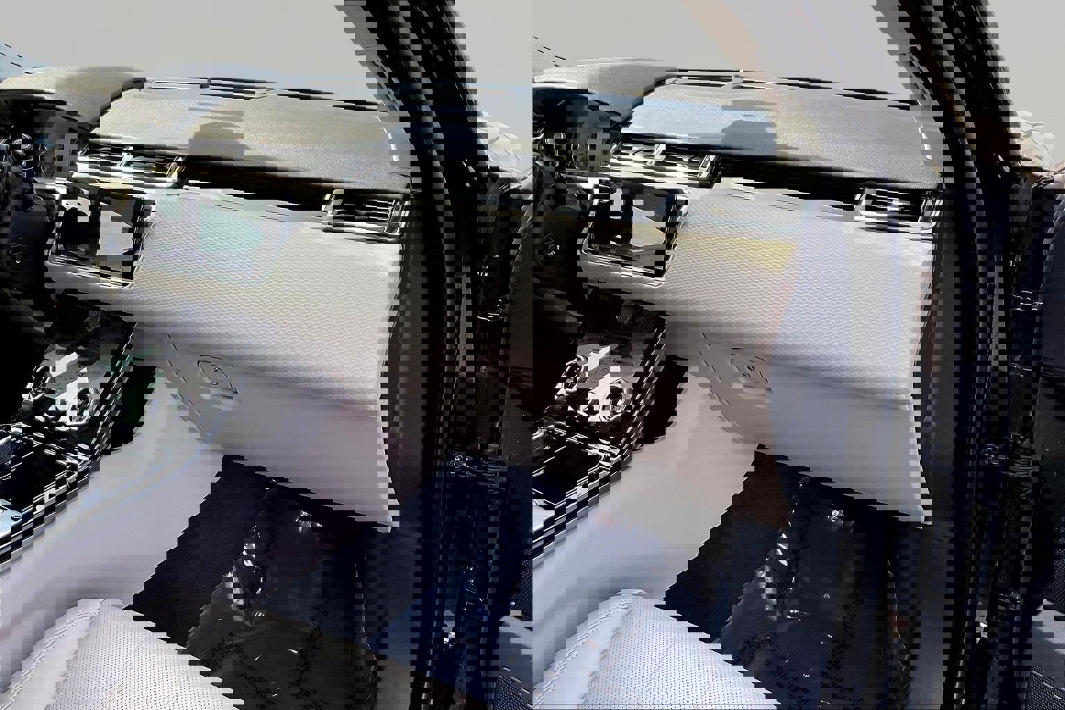 Used 2018 Land Rover Range Rover Velar S image 26