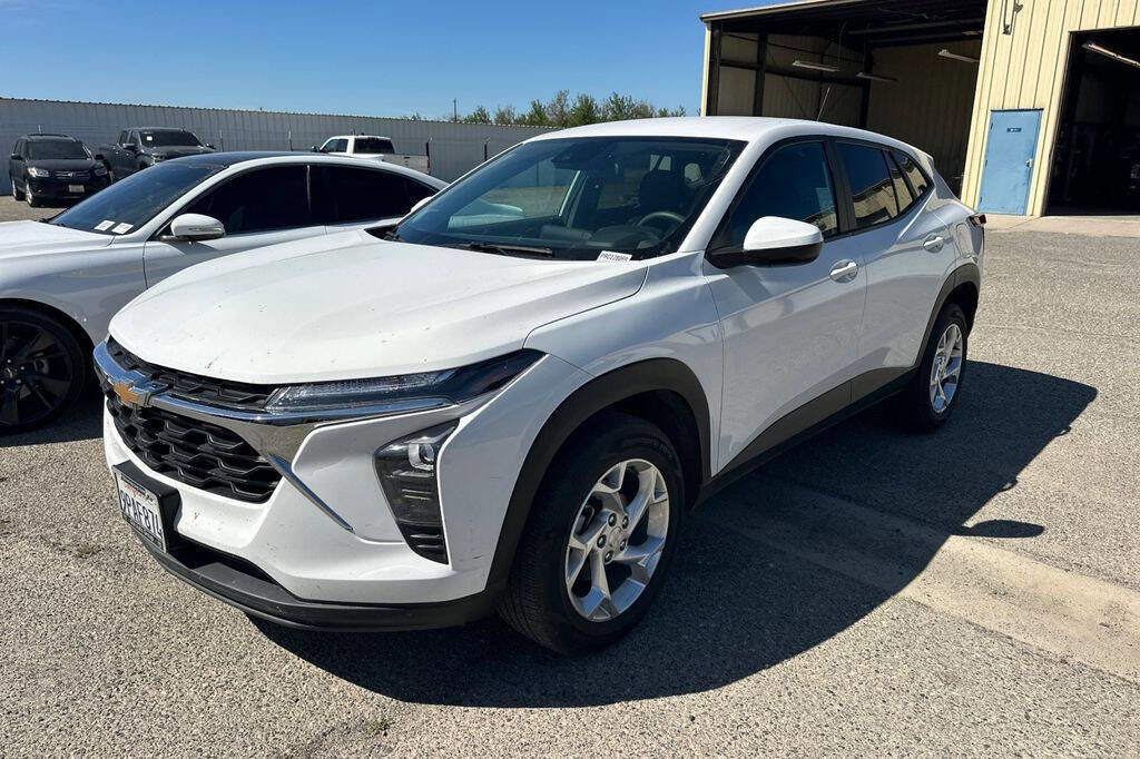 Used 2024 Chevrolet Trax LS w/ LS Convenience Package image 2