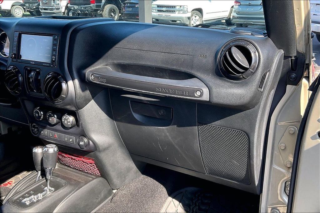 Used 2017 Jeep Wrangler Unlimited Rubicon AWD/4WD image 27
