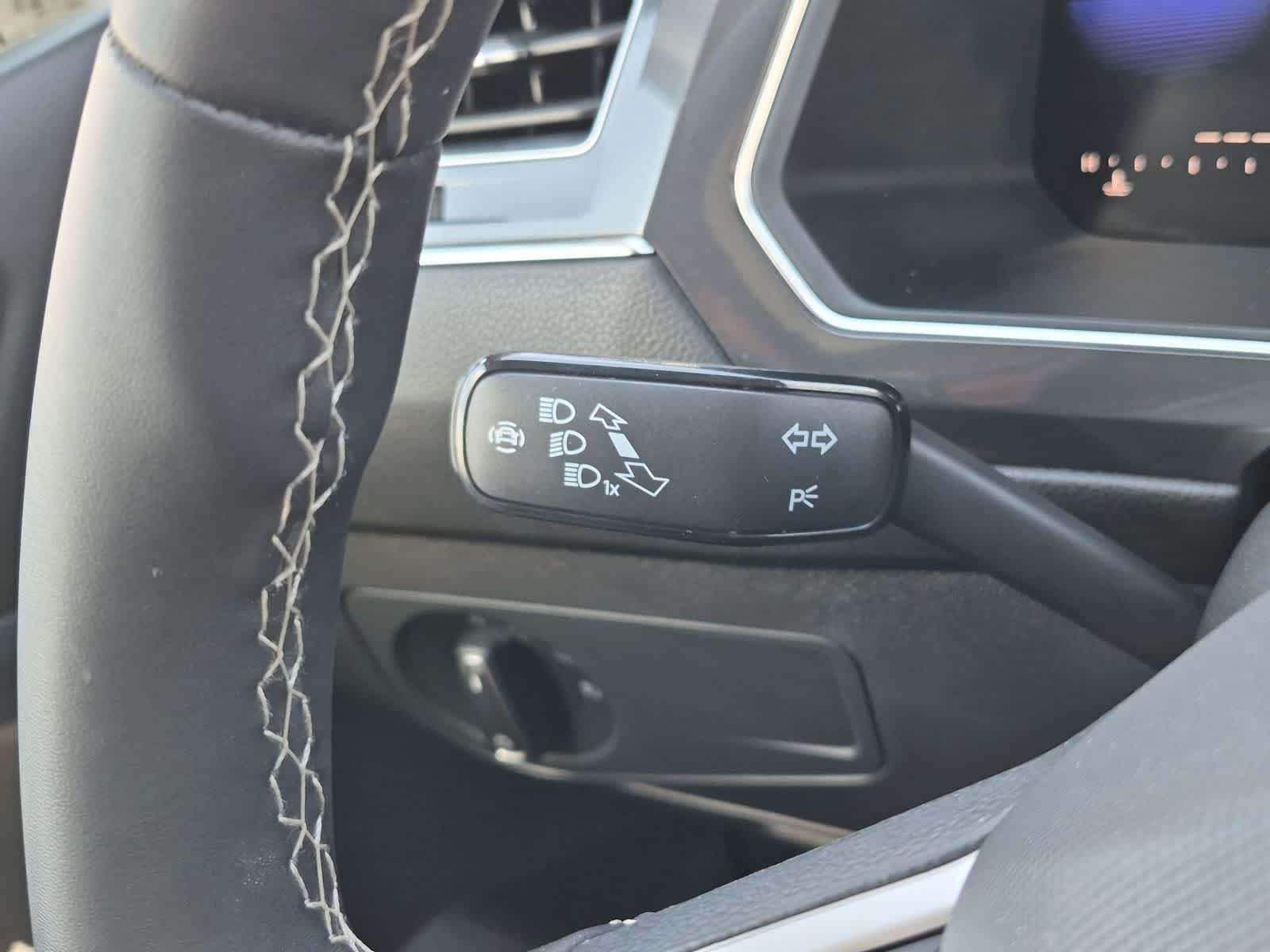 Used 2023 Volkswagen Tiguan SE w/ Panoramic Sunroof Package FWD image 26