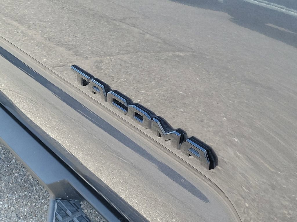 Used 2022 Toyota Tacoma TRD Sport w/ Technology Package RWD image 8