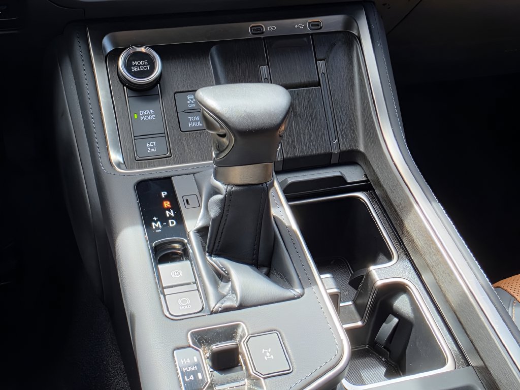 Used 2024 Lexus GX 550 w/ Accessory Package (31) AWD/4WD image 17