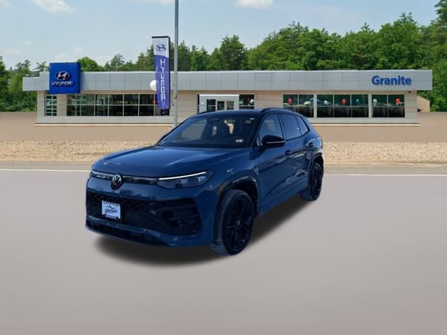 Used 2025 Volkswagen Tiguan SE R-Line image 3