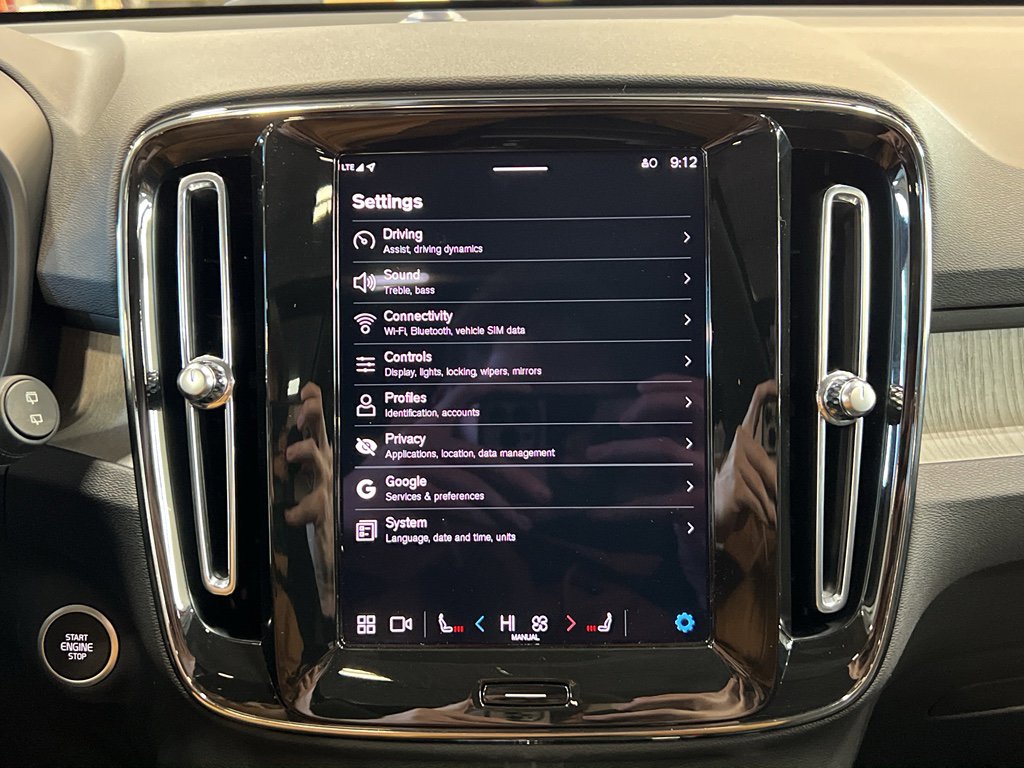 Used 2025 Volvo XC40 B5 Plus image 24