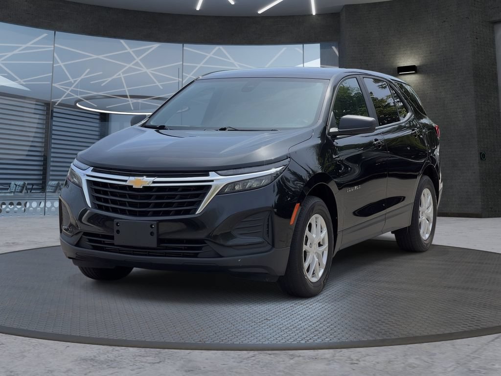 Used 2022 Chevrolet Equinox LS w/ LS Convenience Package AWD/4WD image 2