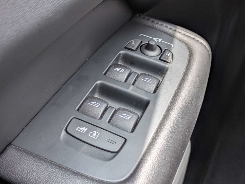 Used 2023 Volvo XC60 B5 Plus w/ Climate Package AWD/4WD image 25