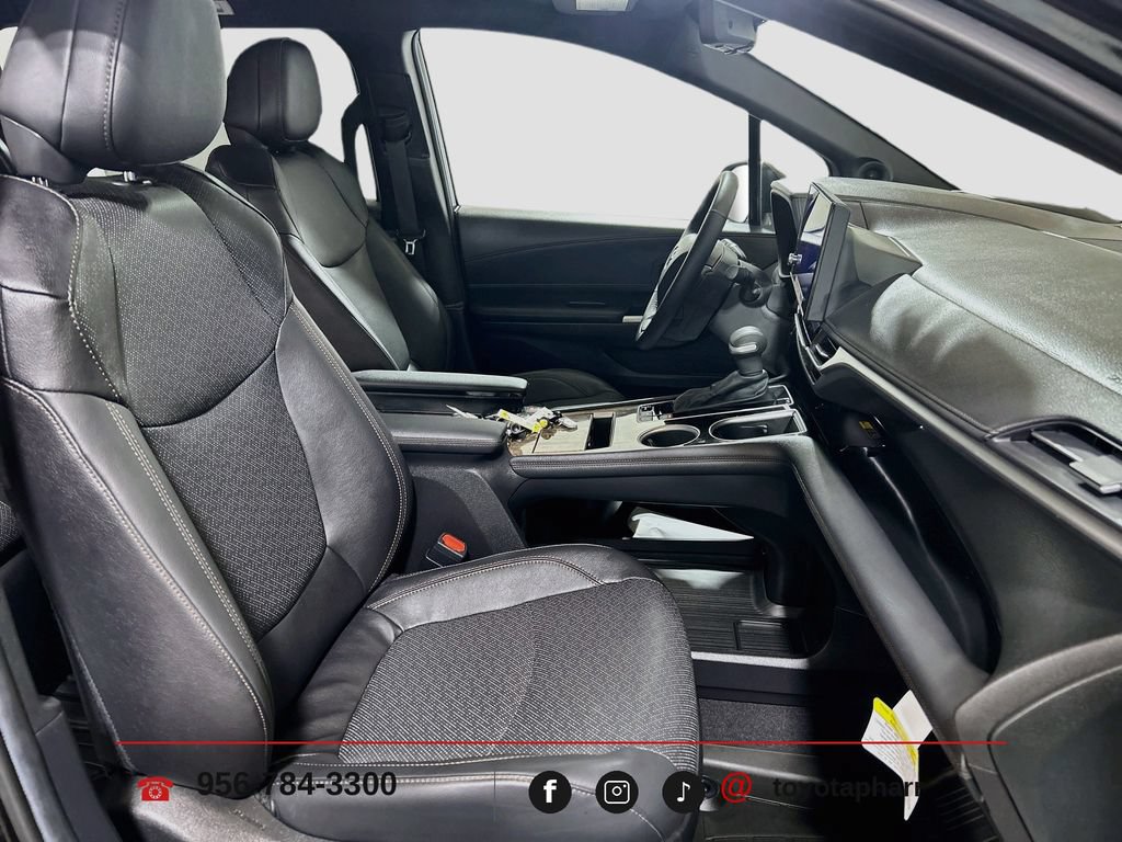Used 2025 Toyota Sienna Platinum FWD image 30