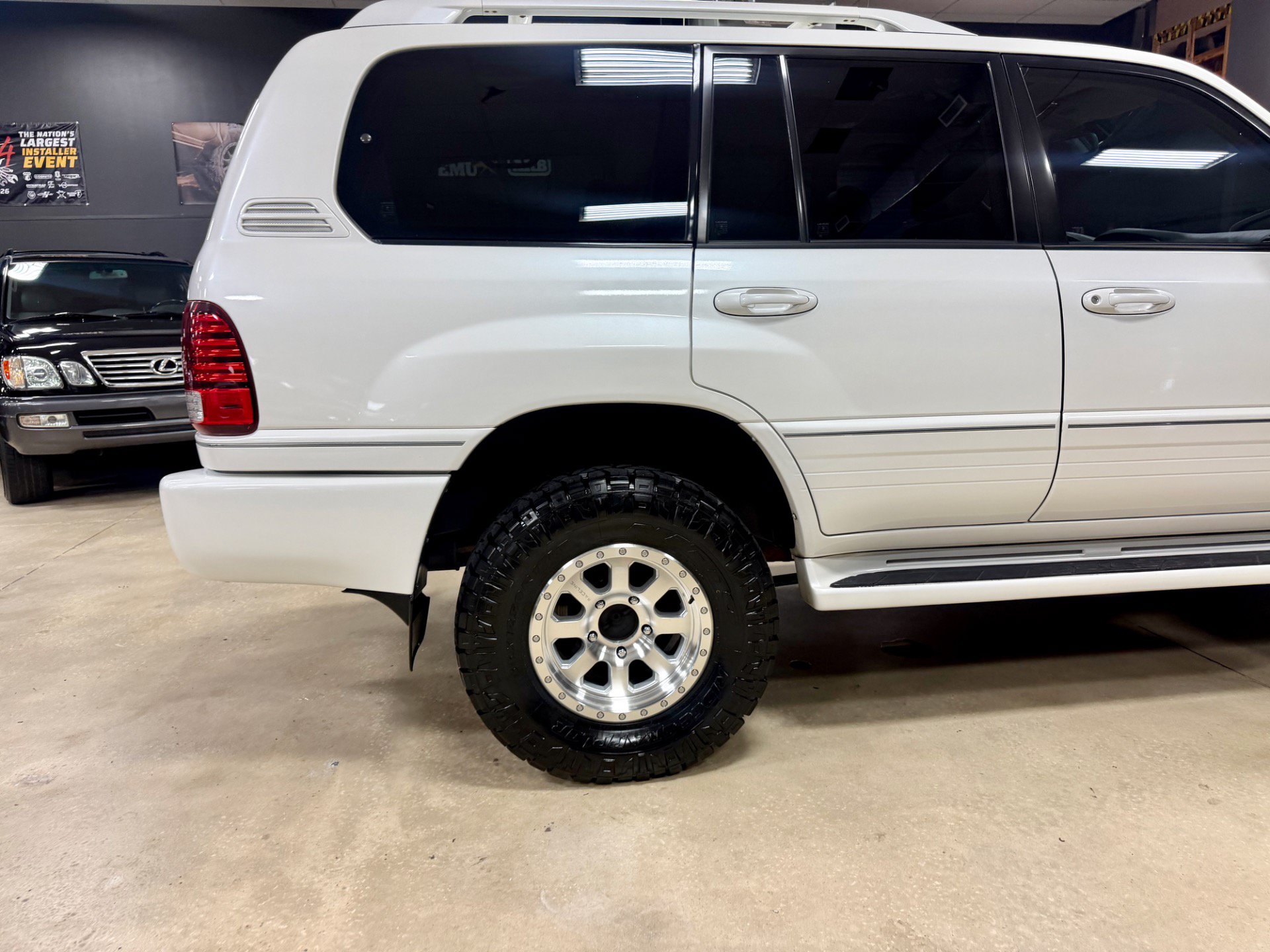 Used 2006 Lexus LX 470 4WD w/ Preferred Accessory Pkg image 11