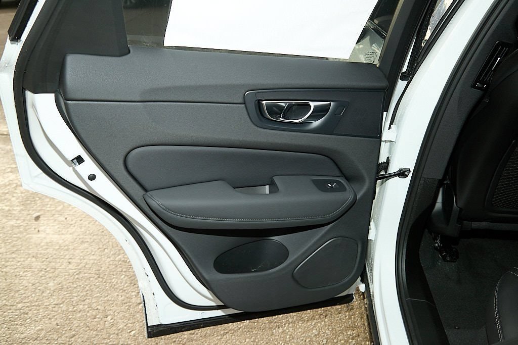 New 2026 Volvo XC60 T8 Ultra w/ Climate Package image 18