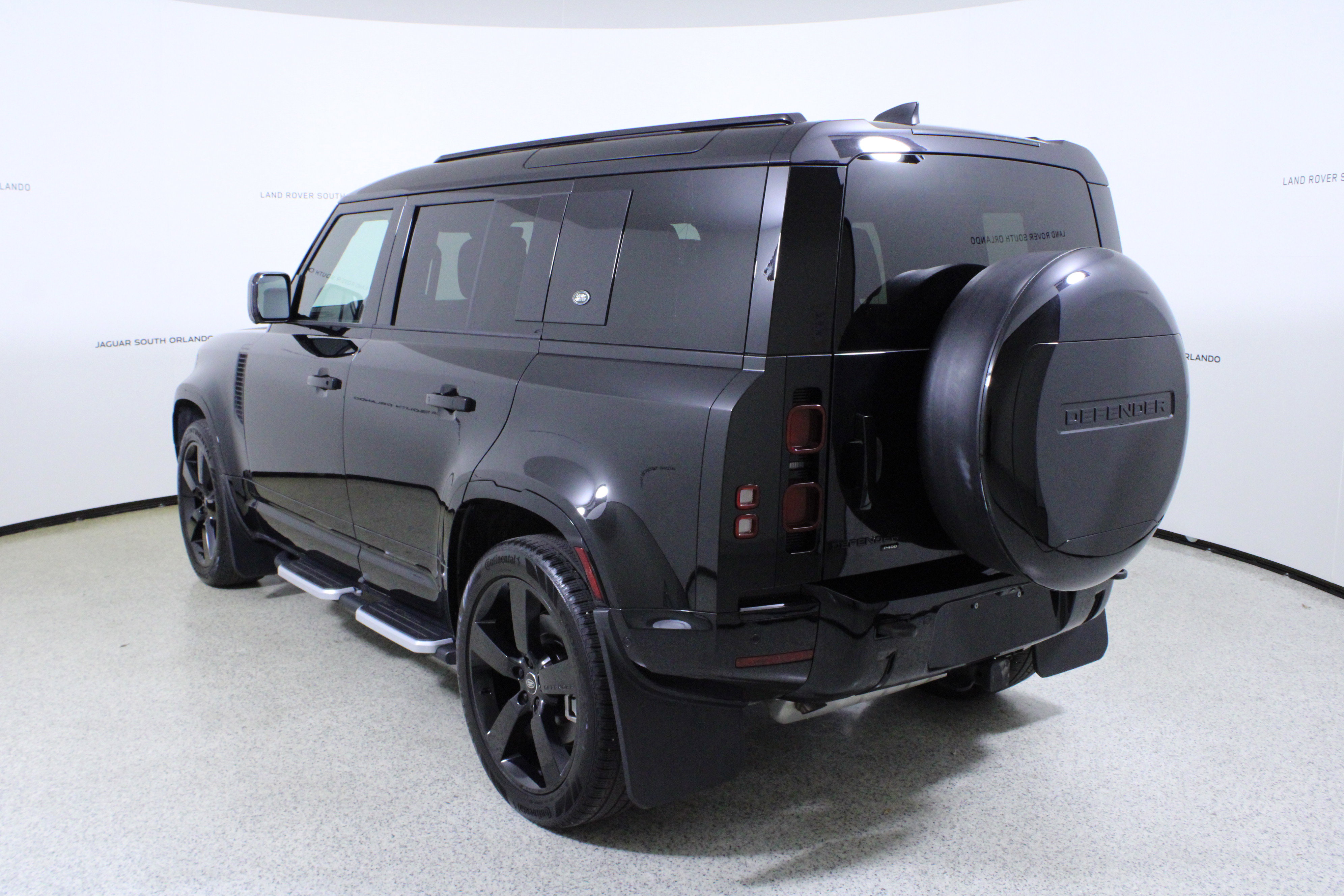 Used 2023 Land Rover Defender 110 X-Dynamic SE image 5