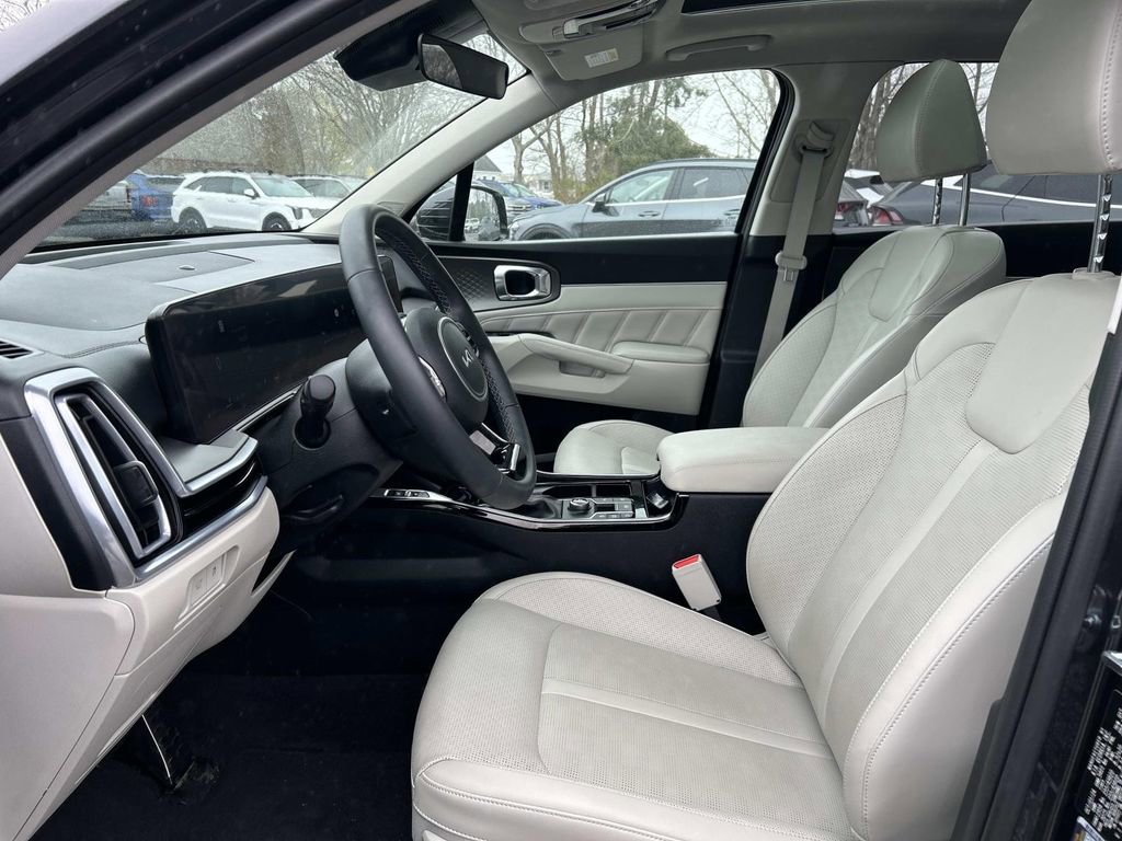 Certified 2025 Kia Sorento SX FWD image 9