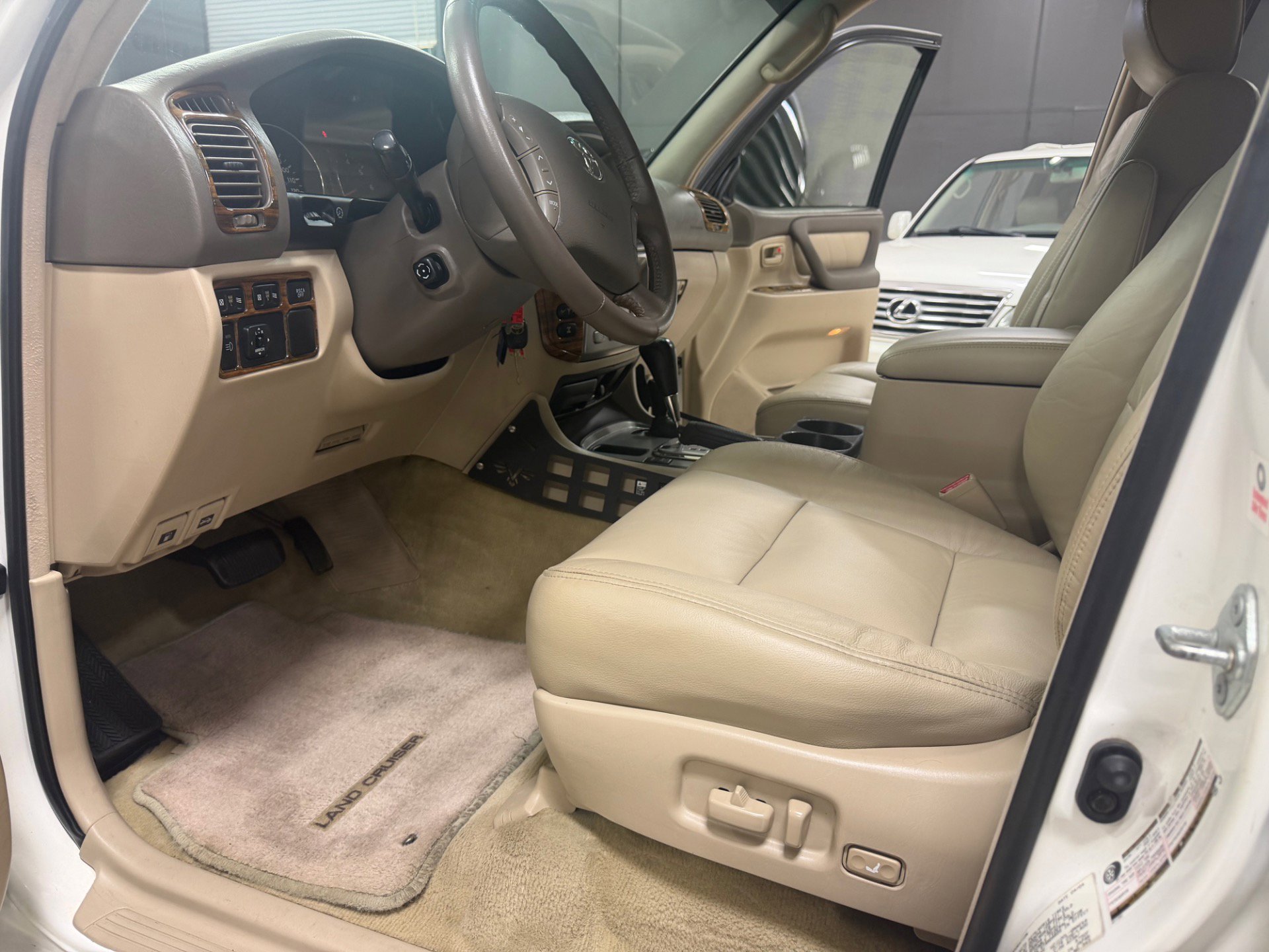 Used 2004 Toyota Land Cruiser image 22